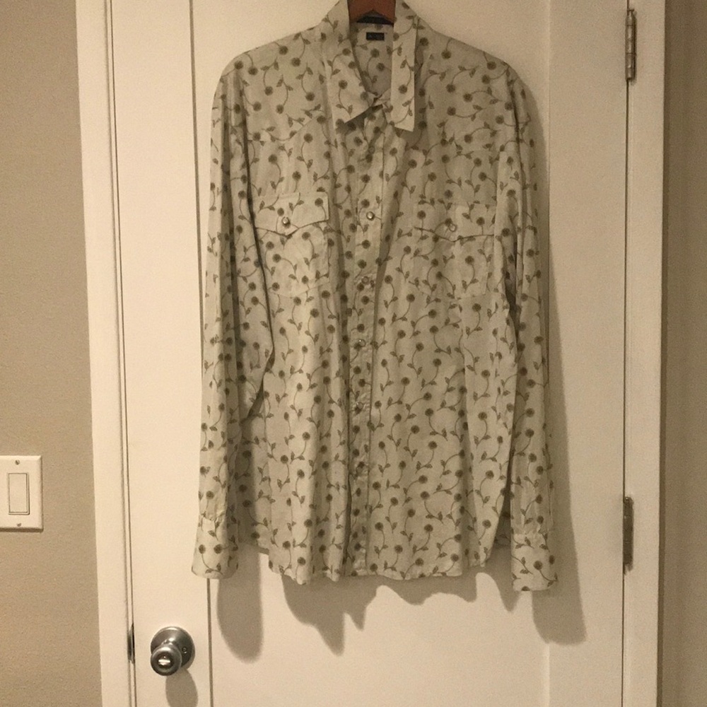 Men’s Theory long sleeve casual dress shirt.